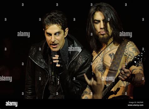 Perry Farrell assaults Dave Navarro during Jane