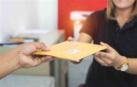 persona rellenando documentacion de envio