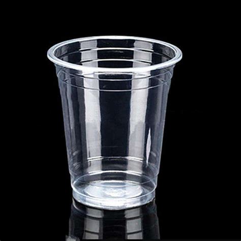 Gelas cup plastik menggukanan perspektif yang benar