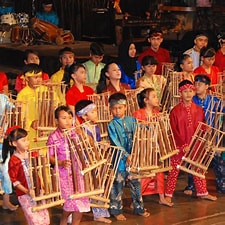 pertunjukan angklung indonesia