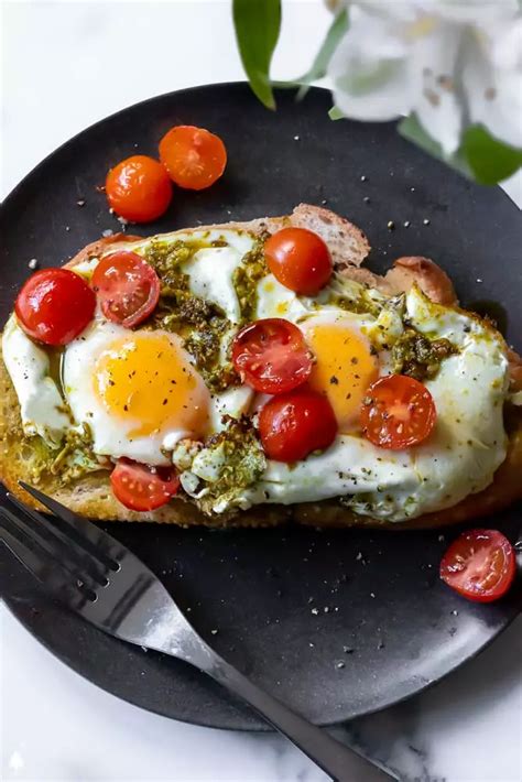 Pesto Bread Eggs