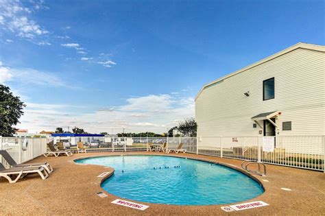 pet friendly hotels in waco with pool