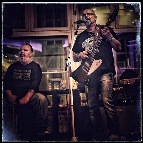 und an der Gitarre Peter Schmidt. Foto & Bild konzertfotografie