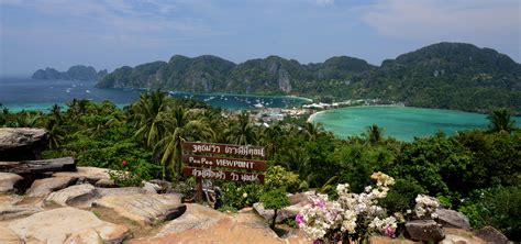 PHIPHI ISLAND, KRABI, THAILAND NOVEMBER 11, 2016 Maya Bay Ph