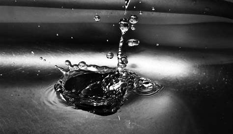 Splash d'une goutte d'eau en noir et blanc Banque D'Images