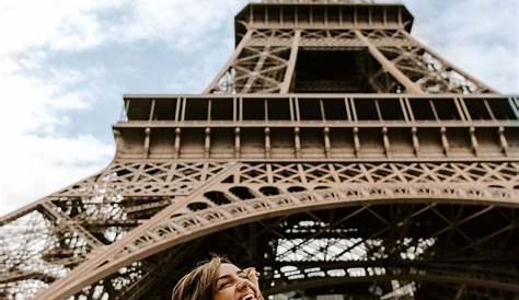 Photo Poses At Eiffel Tower Art