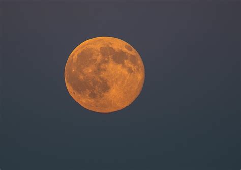 photo lune ciel rouge