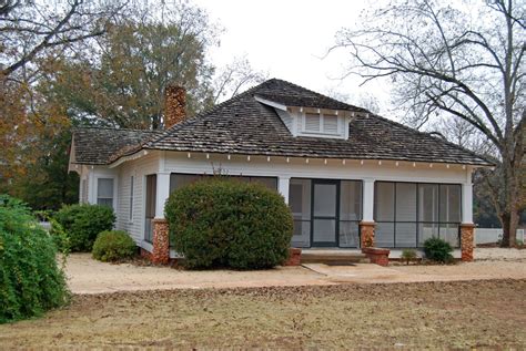 photos of jimmy carter's home in plains ga