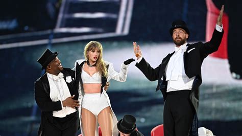 pic of travis kelce and taylor swift
