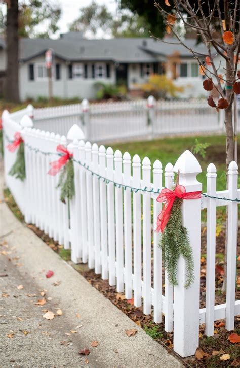 picket fence christmas decorations