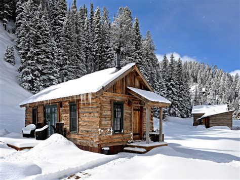 13 Canadian Mountain Towns You'll Want To Cozy Up To This Winter Snow