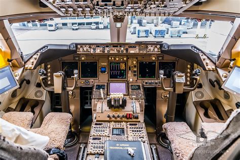 picture of 747 cockpit