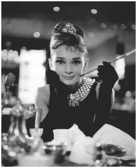 picture of audrey hepburn at tiffany's