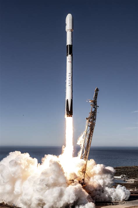 picture of falcon 9 rocket