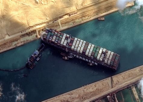 picture of ship stuck in suez canal