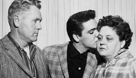 ELVIS PRESLEY with parents Vernon and Gladys in 1938 Stock Photo