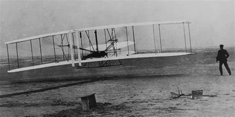 pierwszy lot samolotem w historii