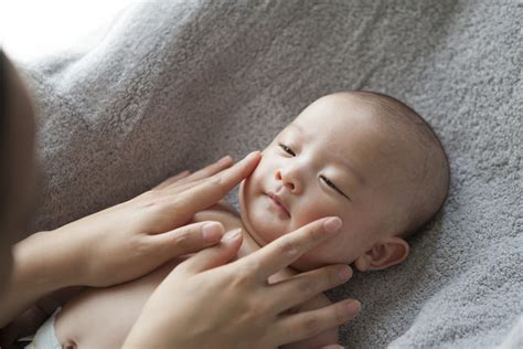 pijat lembut area hidung bayi