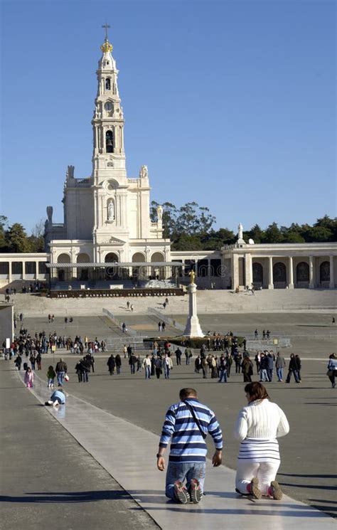 pilgrims praying fatima