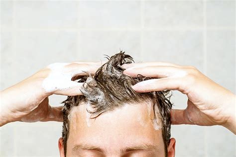 Pilihan Bahan Kimia untuk Meluruskan Rambut Pria