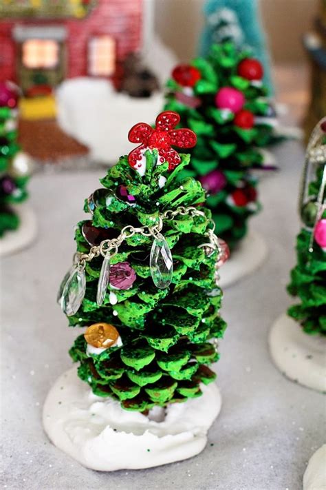 Mini Christmas tree made from pine cones! Craft projects for every fan!