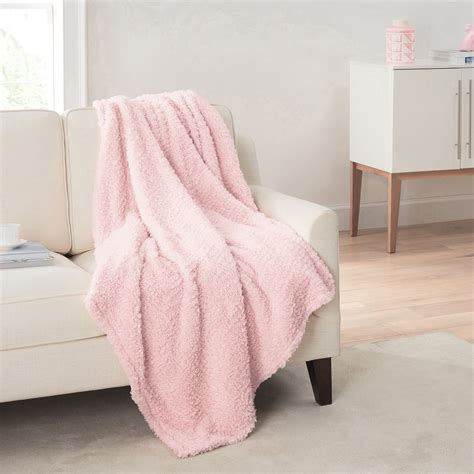 Best Pink Throw Blanket for Cozy Warmth This Winter