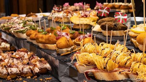 Pinchos tradicionales en un bar de Bilbao