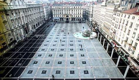 Place des Terreaux l'artiste Buren envisage de porter