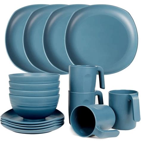 plastic cups and plates set