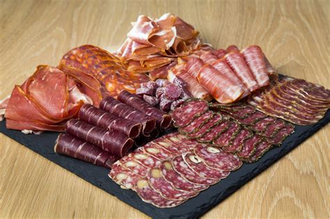 Plateau de charcuteries, un assortiment savoureux pour un brunch de Pâques convivial