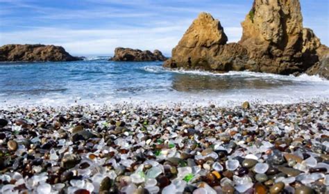 La playa de cristal en California es considerada una de las mas