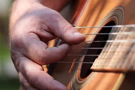 playing guitar with short fingers