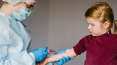 pobieranie krwi u dziecka