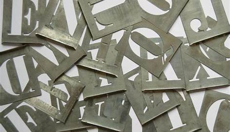 Pochoirs Lettres Vintage en métal