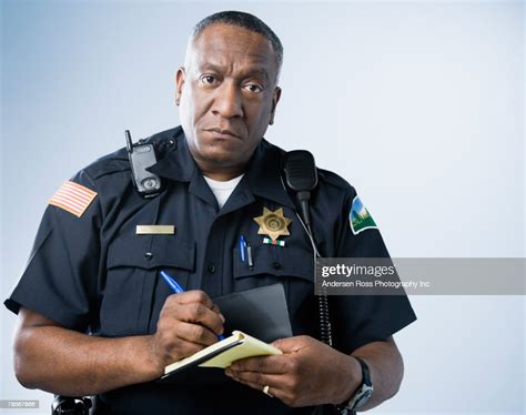 警察官が切符を書く
