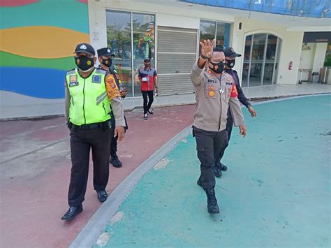 Polisi Bubarkan Warga