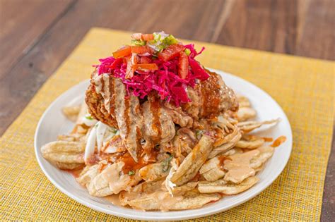 Pollo chuco o con tajadas, el platillo que representa a los sampedranos