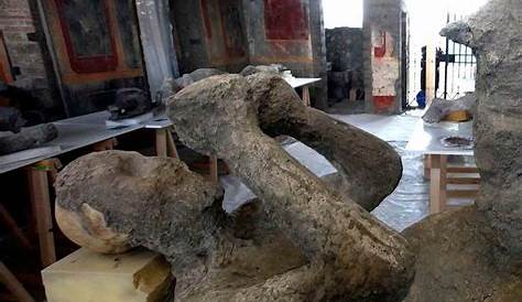 Pompeii Bodies Lovers Kissing / Pompeya, la ciudad de las