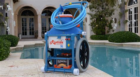 pool vacuum cleaning service