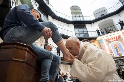 pope francis washes the feet of prisoners