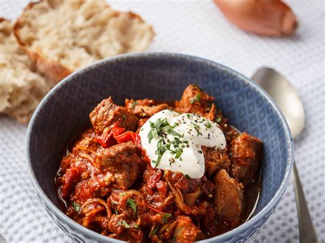 How to make slow cooked pork goulash with shallots and red peppers