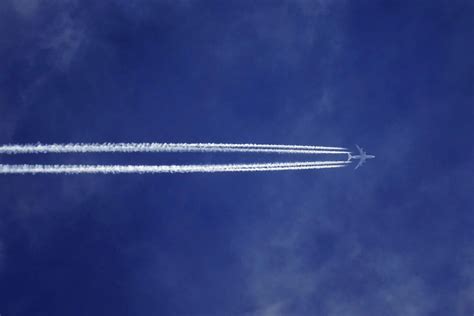 porque los aviones dejan estelas blancas