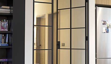 hoge zwart gelakte metalen deur met vast zijpaneel in glas