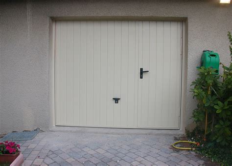 Porte de garage basculante avec portillon intégré brico