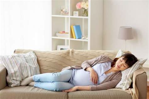 posisi tidur miring saat hamil