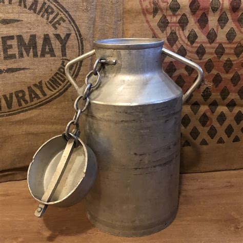 Pot à lait ancien en tôle émaillée Selency