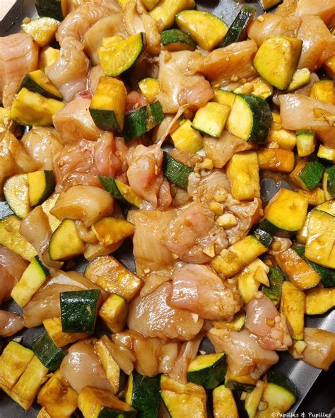 Poulet et courgettes dans une poêle