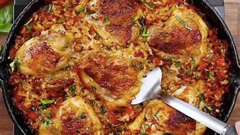 Assiette de poulet à la tomate avec du riz