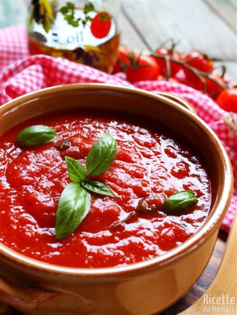 preparazione sugo al pomodoro