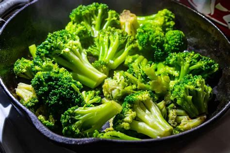 preparing broccoli for roasting